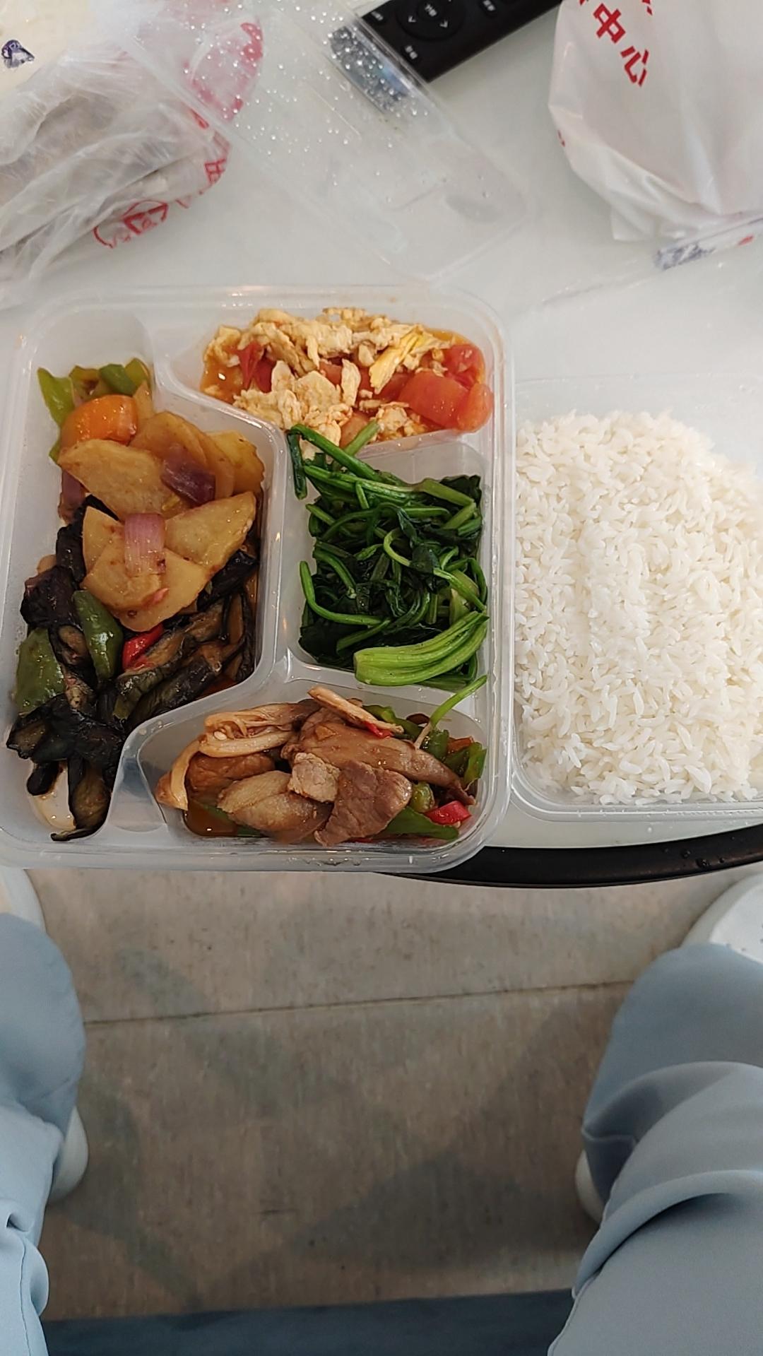 这是我们月子中心提供的工作餐，色香味俱全，米饭也特别好吃！原来的工作餐特别难