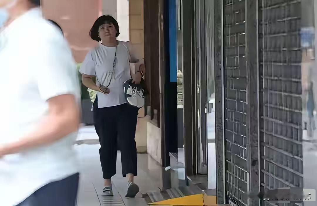 相由心生不是没道理的。台媒跟拍了Selina一整天，画面放出来，所有人注