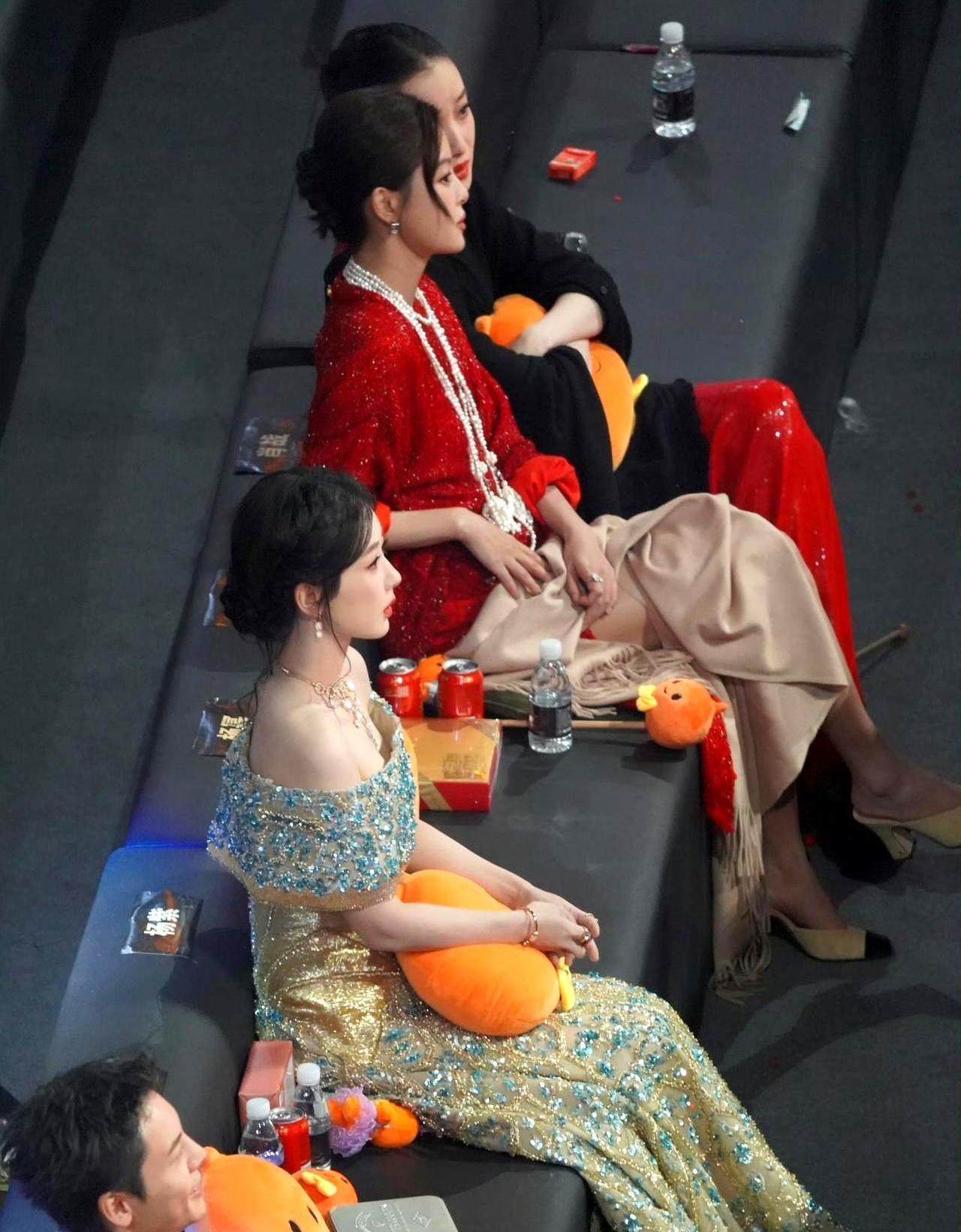 女明星红毯不争艳，她却当众拉着大佬聊了半小时！杨紫微博之夜这一幕，直接把娱乐圈