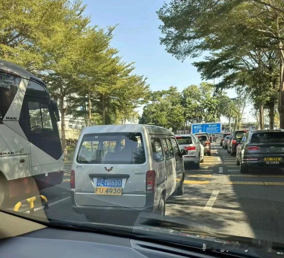 这辆五菱之光面包车应该是全网最牛的五菱之光了。作为一辆两三万元的工具车，它却早早