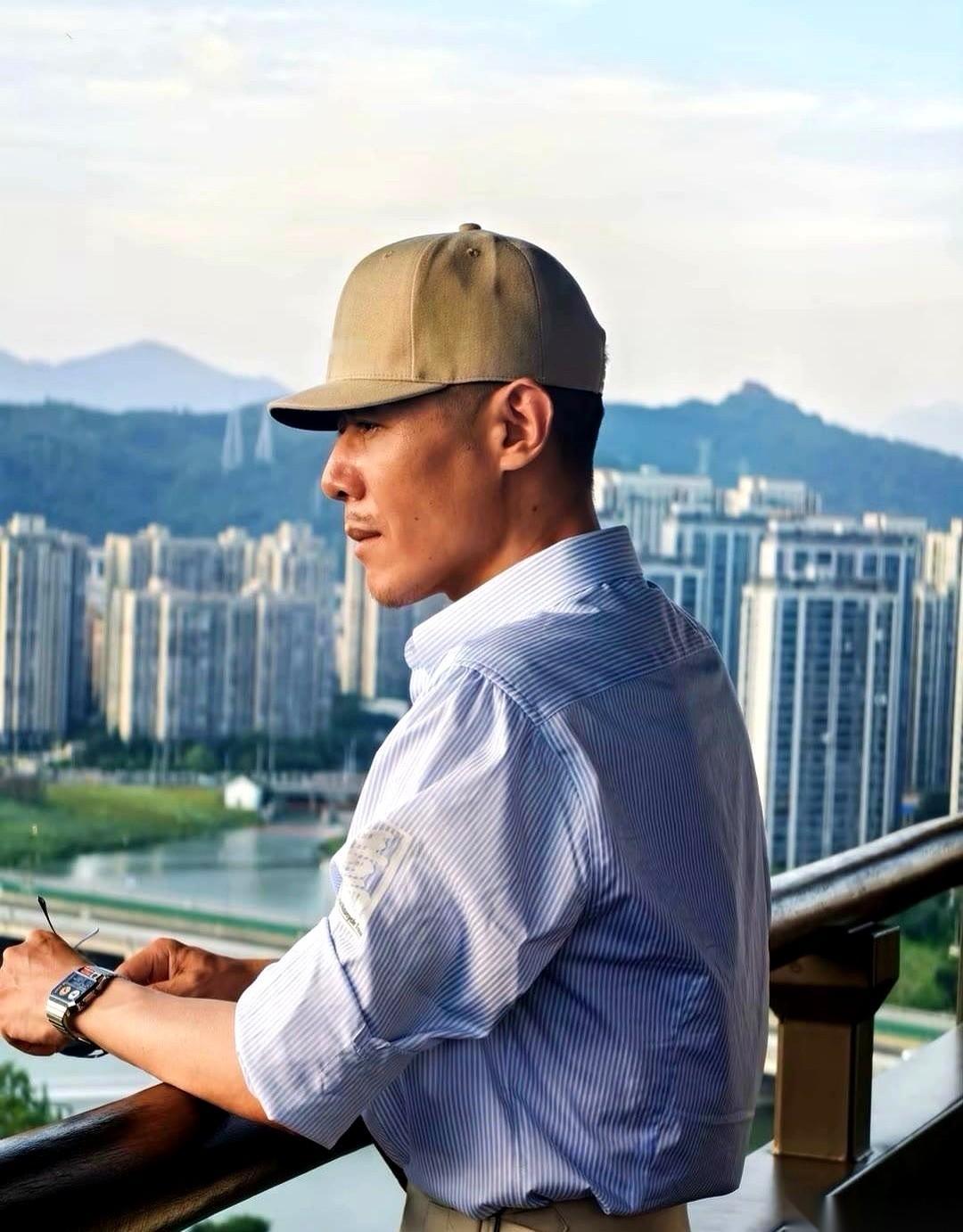 三十八岁、在体制内干了十二年的副科，一个月到手四千八百块，天天琢磨辞职却被老婆骂