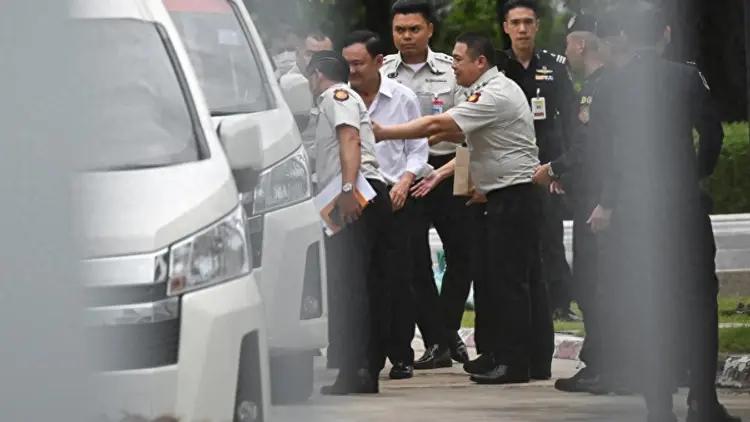 他信已被押往曼谷监狱服刑，女儿佩通坦和女婿在离别之际都非常伤心，女婿可是王室成员
