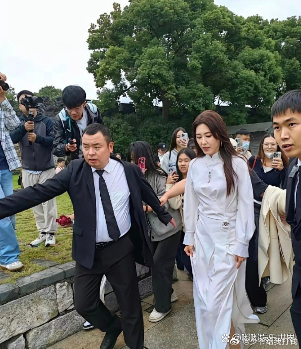天呐！万万没想到，女神现实中这么好看，难怪那么多人喜欢她。