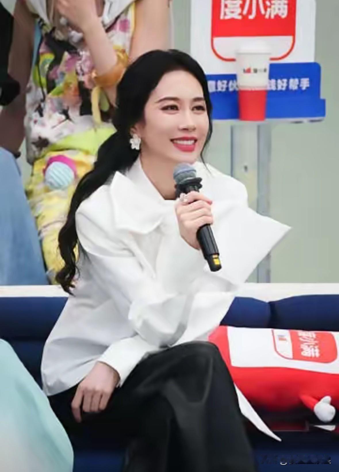 温峥嵘退出《浪姐》的决定，恰如一场清醒的自我救赎。当二公选人环节五次起身却无人问