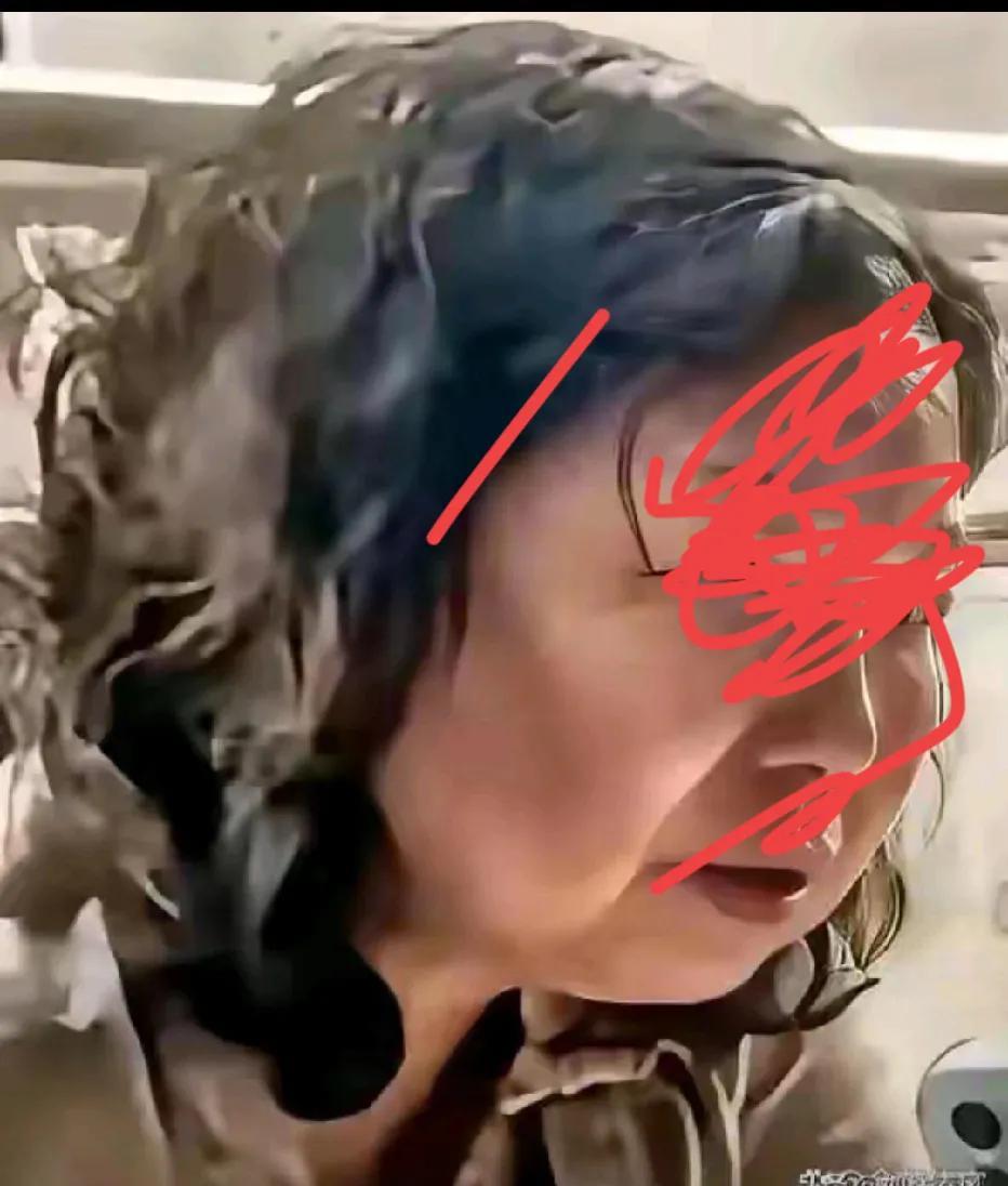 熊三蛋可着急了，已经是被叔叔叫去训了一下今天大家都看到了，听到大姐在直播间里面
