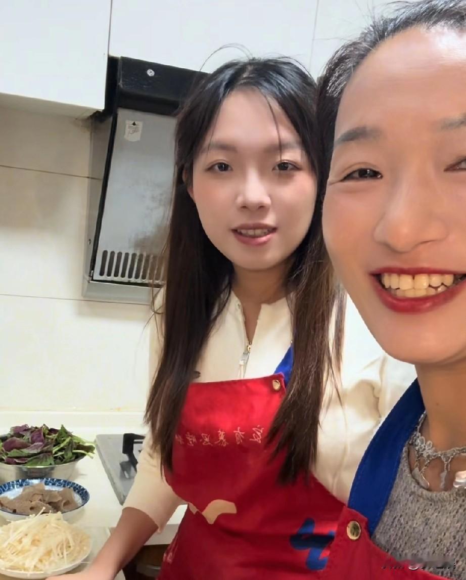 谢浩男，小妹太可爱了！大妹和妈妈准备了很多食材吃火锅了，一家人在一起就是好，家
