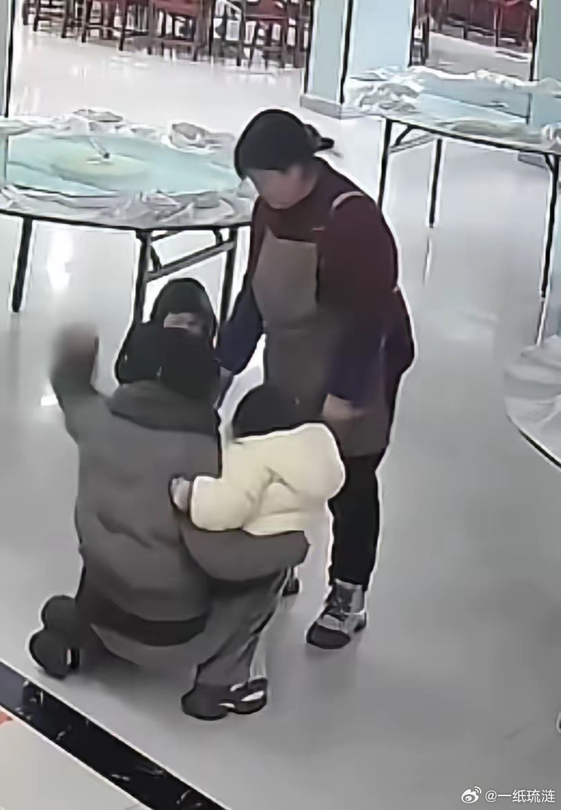 大快人心！安徽六安打孩子女子被拘留了，当她打孩子10分钟后带领着亲戚朋友进店的时