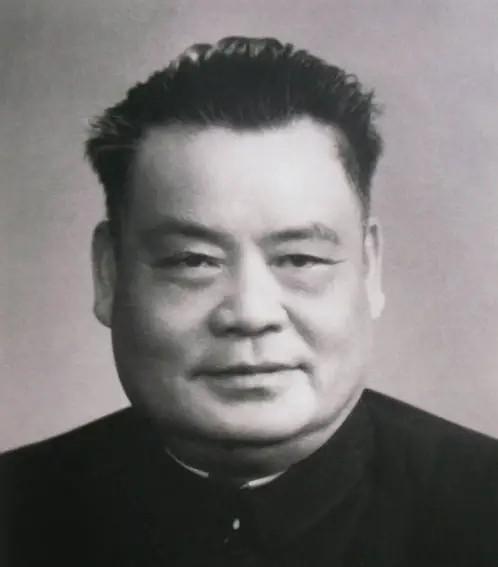 1959年，当时的江西省省长乘坐总理的专车前往中南海，主席得知后，马上出门迎接，