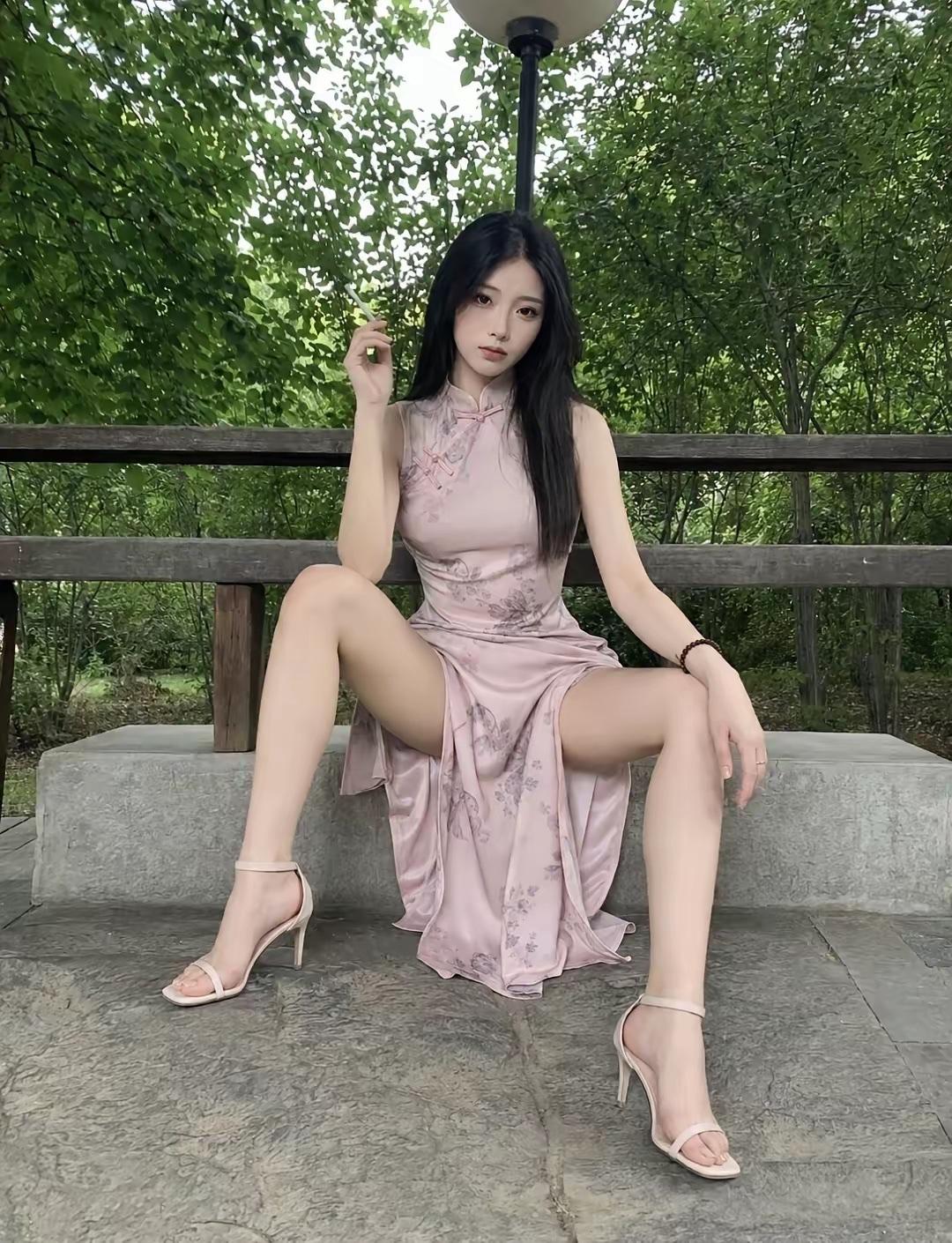 从身材来看，这位美女是什么职业呢？