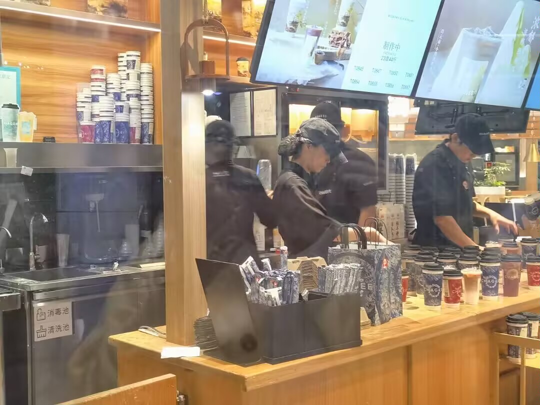 我宣布！现在全网最崩溃的就是霸王茶姬员工了，不是因为爆单了，也不是因为自己忙不过来，而是因为自己一天