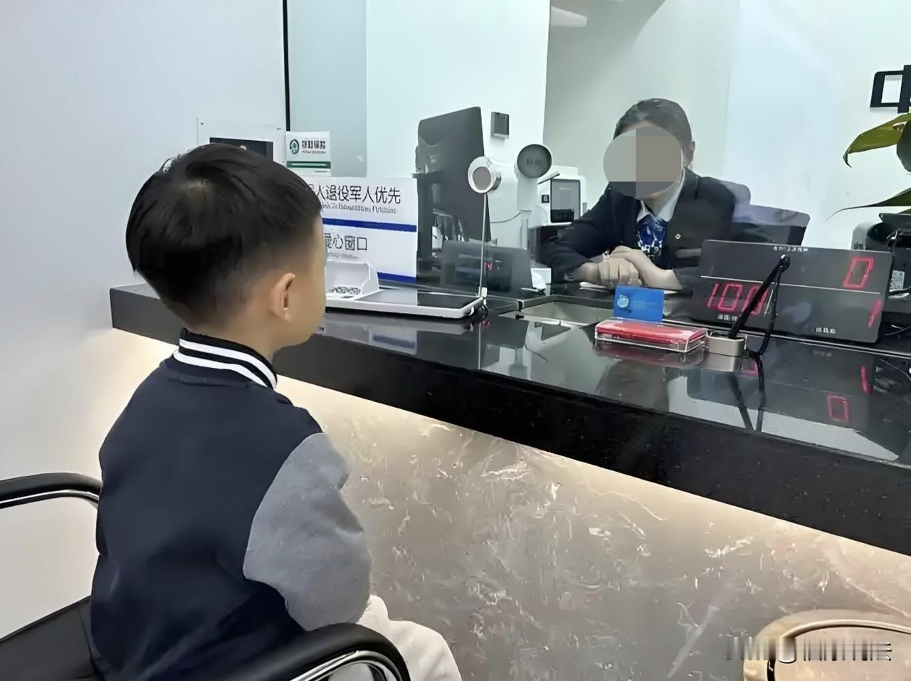 “不讲理！”江苏，男子到银行给7岁儿子办银行卡，还想开通网银、手机银行、转账、理