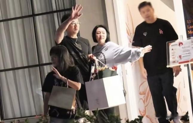 小S获金钟奖庆功宴散场后，除了有老公许雅钧陪伴，还有S妈和具俊晔也在场，期间具俊