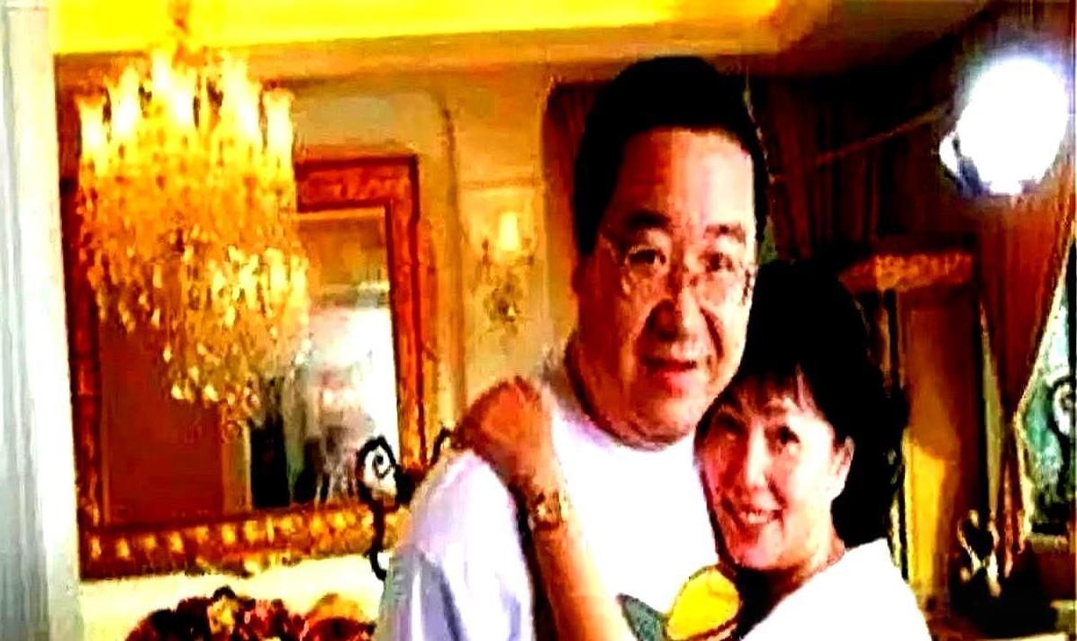 近日英达的二儿子英如镝在直播中怒批巴图老婆王博谷：这个女人真看不起我们，掌握着巴