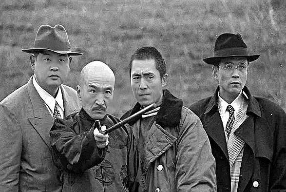 一张老照片，藏着中国第一个戛纳影帝。1994年，张艺谋拍《活着》，把葛优、姜