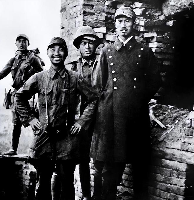 啪、啪、啪、啪、啪——五声枪响，子弹擦着头皮飞过去。开枪的人是红九军军长何畏