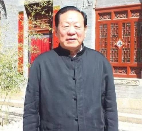 1990年，李鹏意外得知胡富国的爱人居然在烧锅炉，于是赶忙打电话询问：“老胡啊，