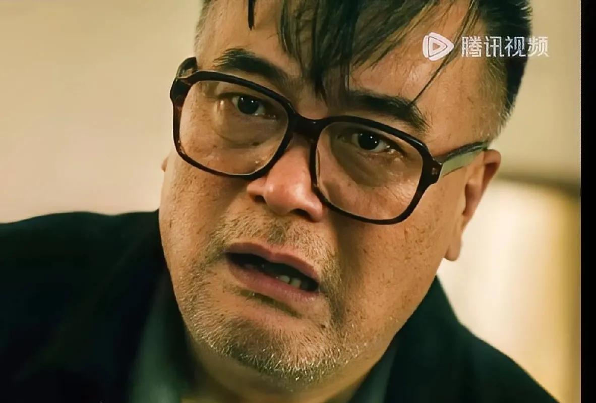 《扫毒风暴》：金永祥被逼交出三百万。镇长金永祥（王建新饰），一进门，龙哥（侯岩