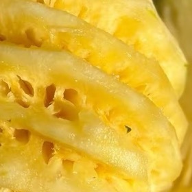 菠萝的种植方法一、准备菠萝：选一个金黄色果皮、有香味且无病虫害的菠萝。二、选取叶