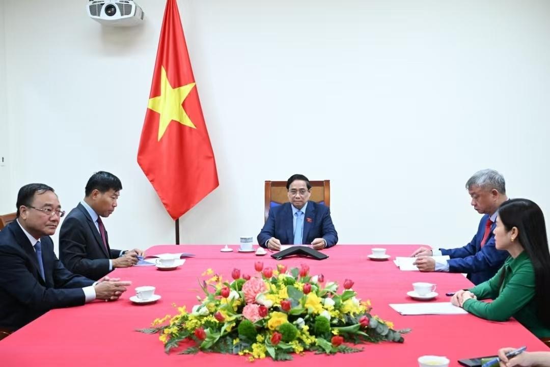 有点简朴!如果不说范明政在跟泰国首相阿努廷通电话,还以为范明政他们在吃晚餐。从会