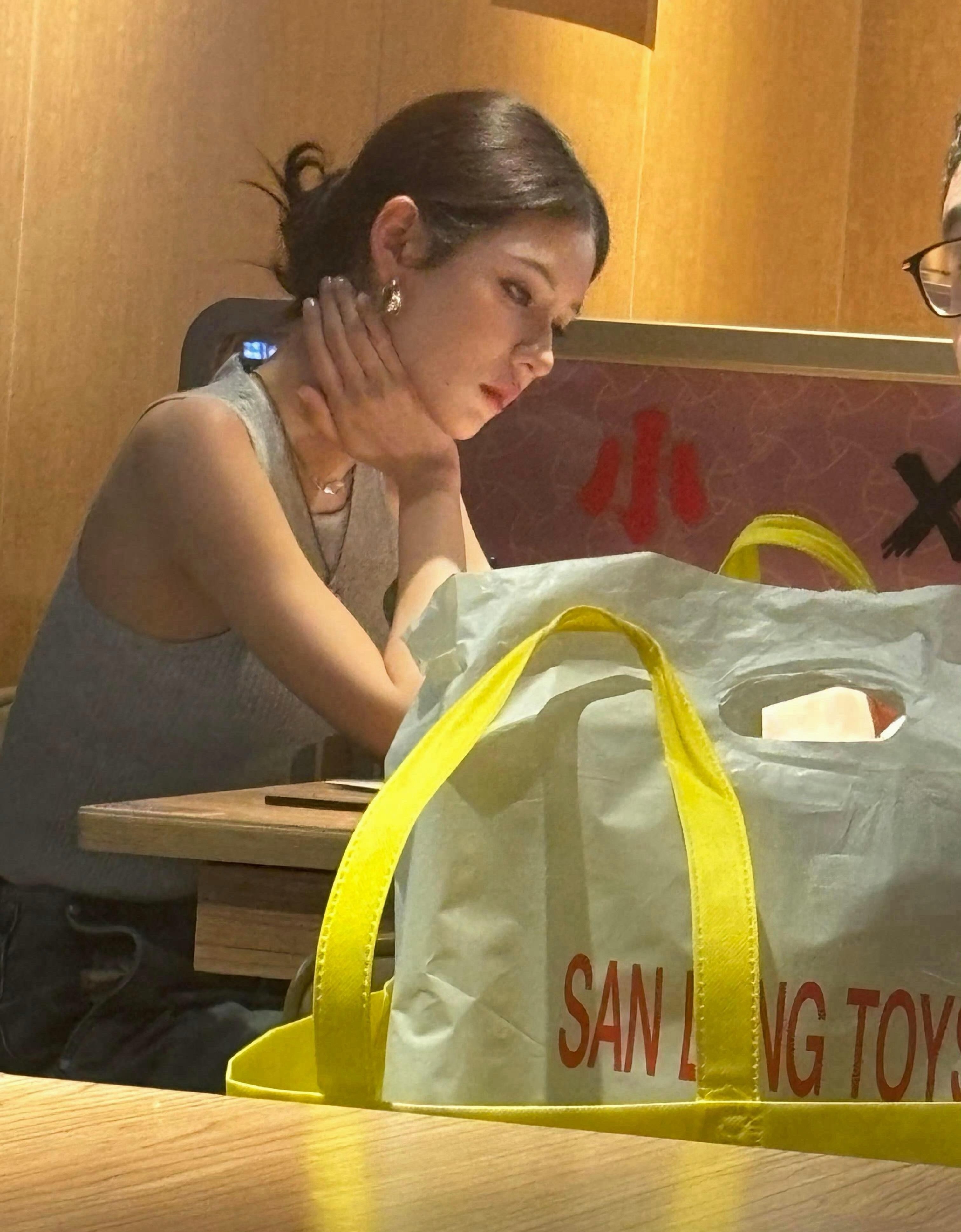 远远看去一张脸上全是五官张予曦