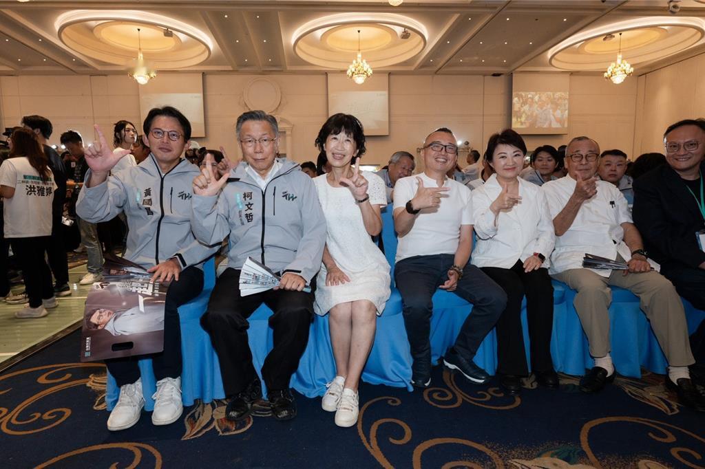 柯文哲戴电子脚镣重心不稳，陈佩琪爆“扭到又摔倒，韧带断了”台湾民众党创党主席柯