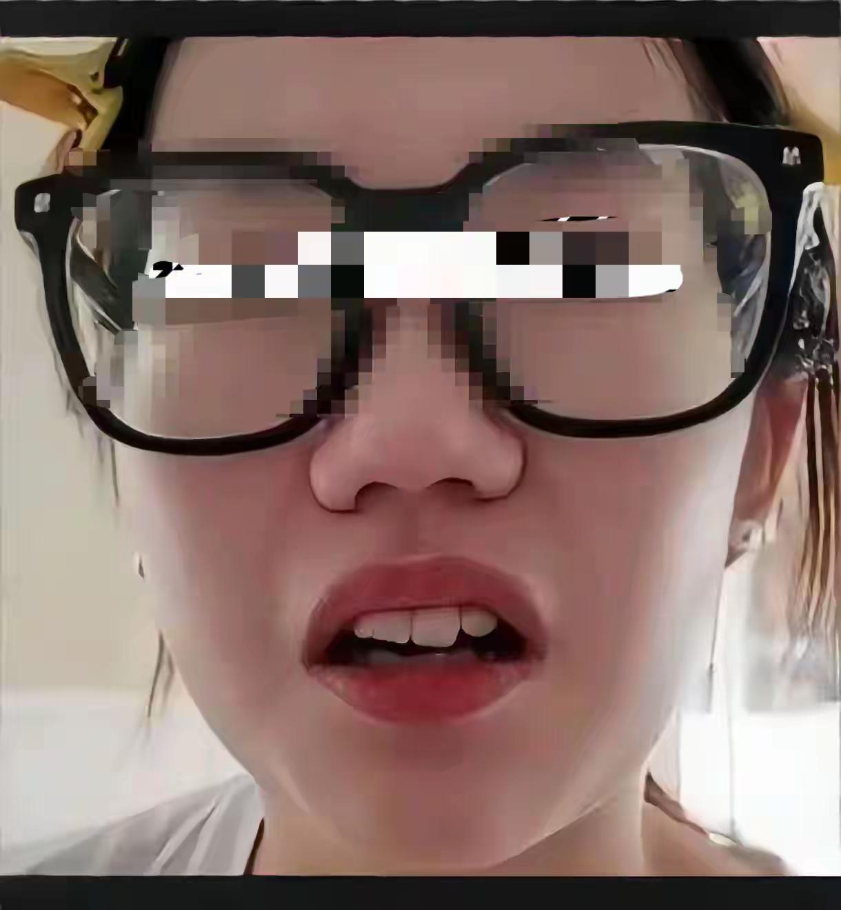 这届网友真是太厉害了，据说轻松熊是厦门人，姓陈，真名陈锦婷，在马来西亚读大学。