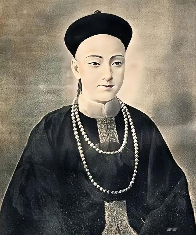 1888年，隆裕嫁给了光绪，新婚当夜，光绪跪地大哭："我不能与你同房！"没想到守