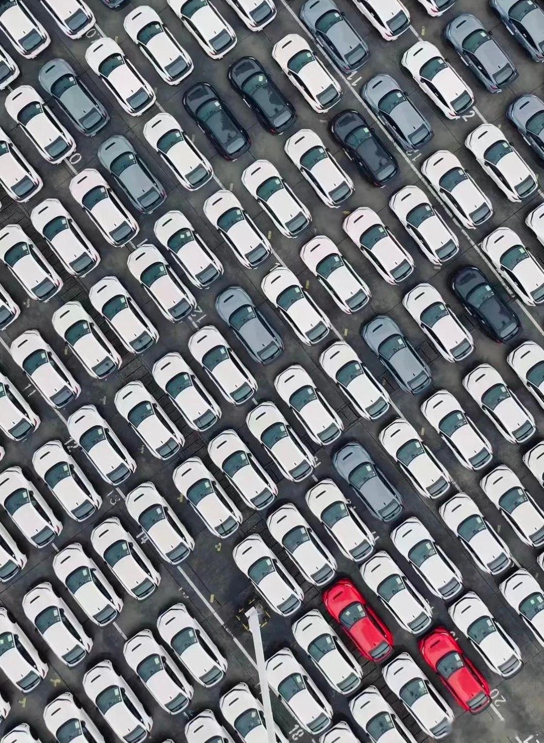 4月份汽车行业又启动了新一轮的降价潮原因是一季度汽车卖不动，整体下滑17%，其