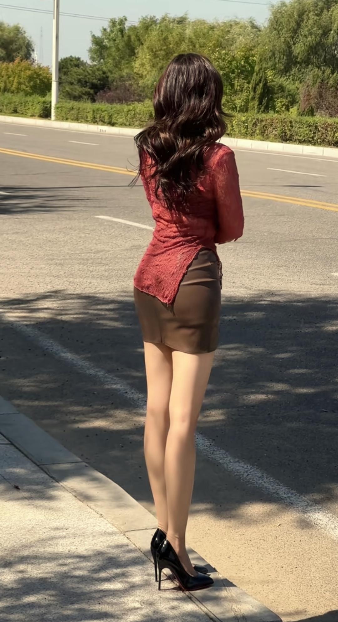 随手拍路边等车的少妇，身姿背影曼妙。什么样的美女才是最美的有哪些美女让人过目难