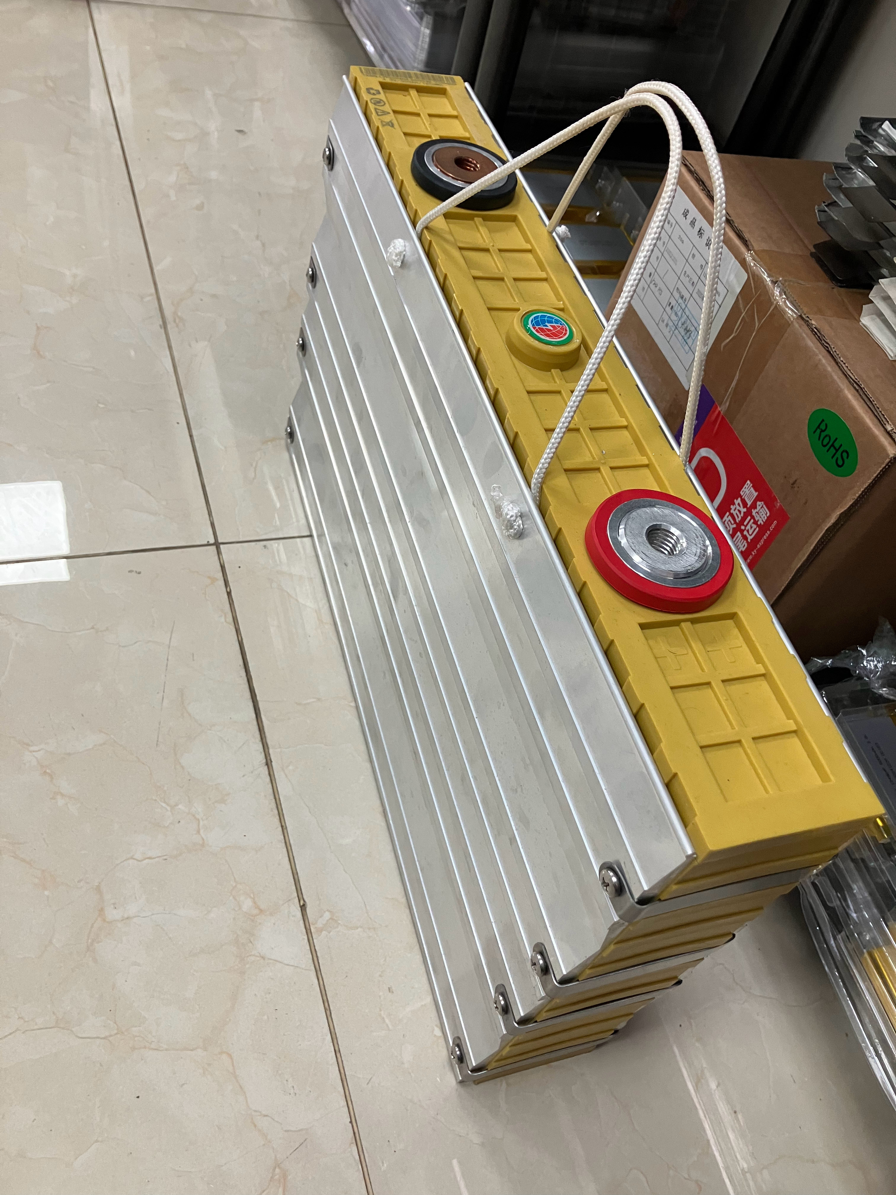 1000Ah的样品，新型电池。厂长说电池​​​