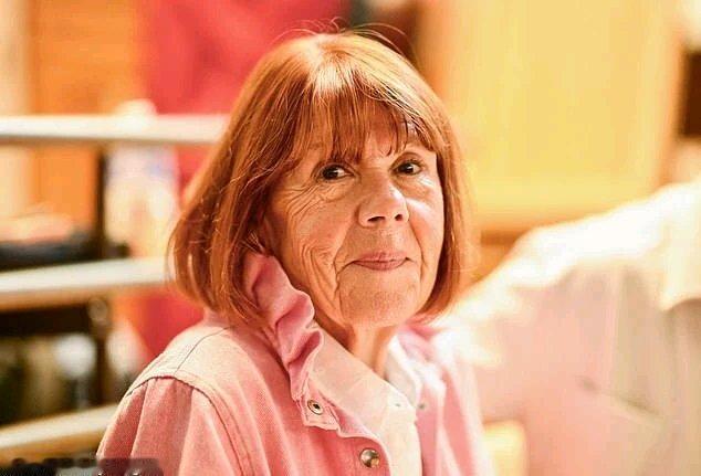 法国最大性侵案太让人痛心了。72岁的吉赛尔·佩利科曾被前夫下药，遭受近十年、涉及