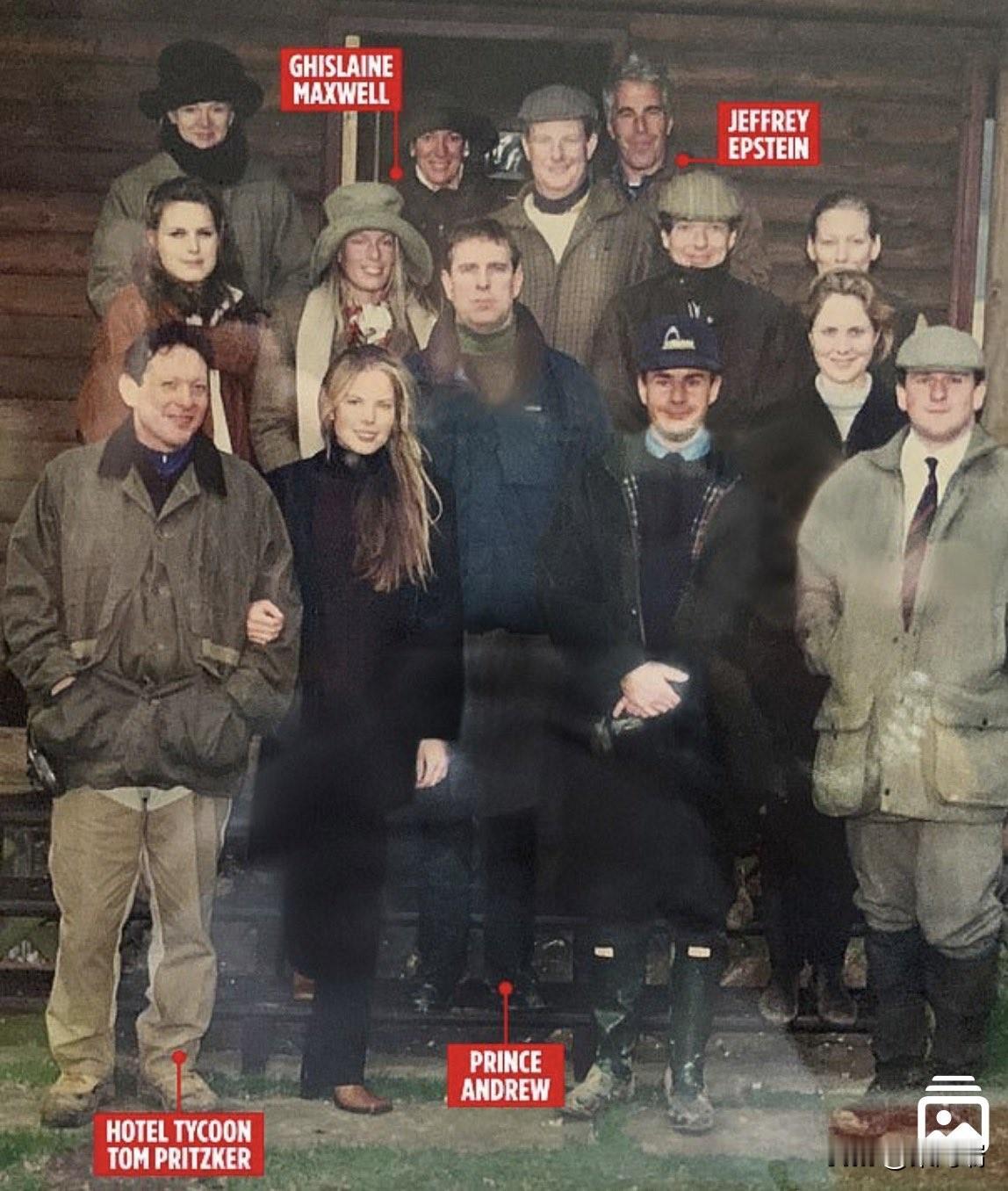 这张照片显示了安德鲁王子、已故美国亿万富翁杰弗里·爱泼斯坦以及社交名媛吉斯莱恩·