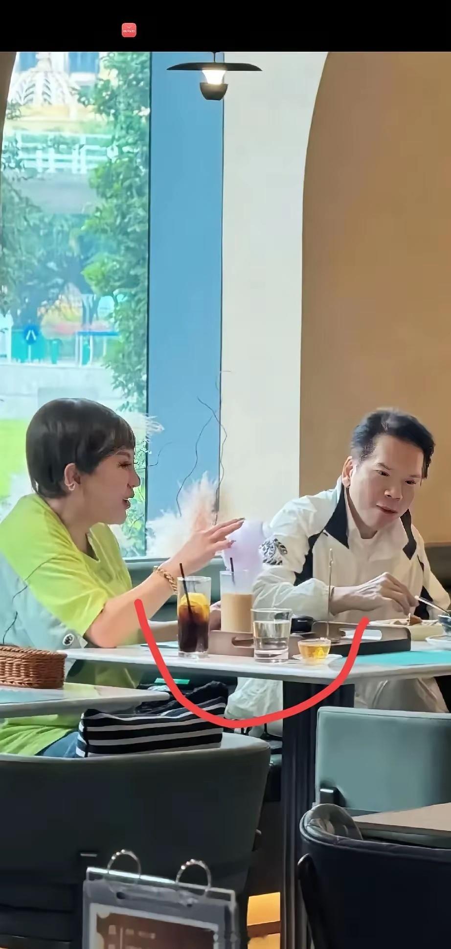 有钱人就是有钱人！吃个饭要喝这么多饮品！