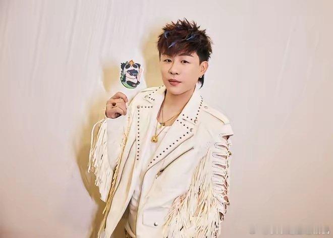 胡彦斌曾说单身是在等对的人，疑似胡彦斌易梦玲恋情引发关注，此前，林心如在综艺《再