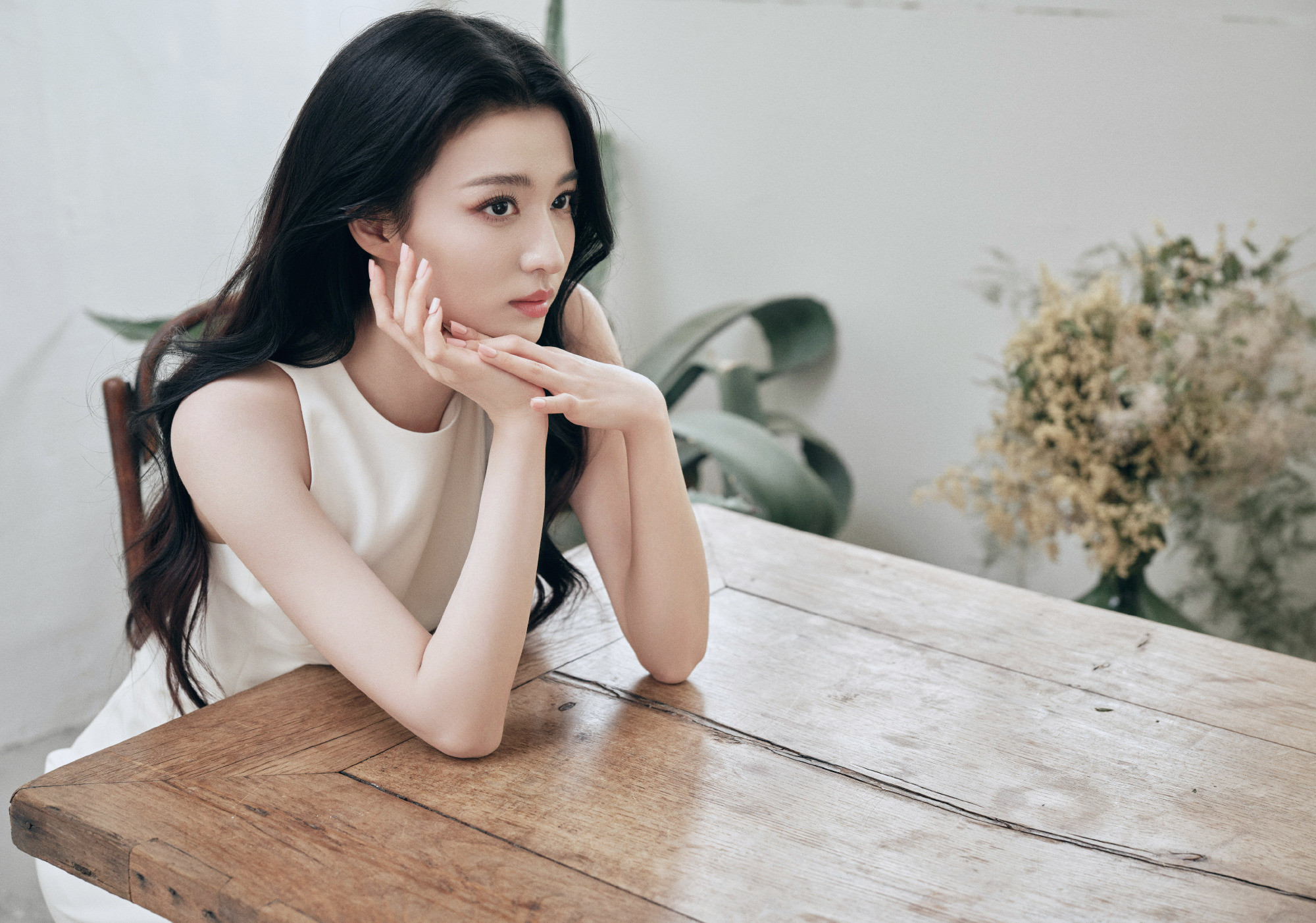 王楚然白裙写真，好柔美的姐姐​​​