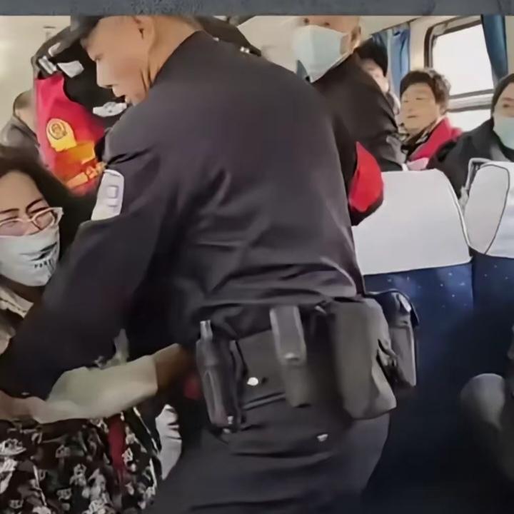 火车上，15岁的学生买了座位票，却被站票女霸座。小姑娘求了半天，女生就是不离开，