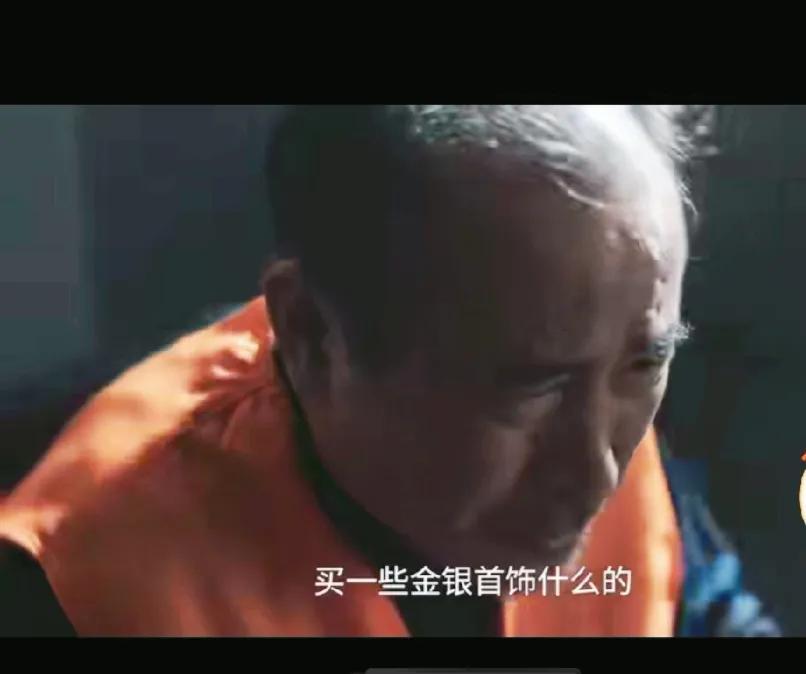 红姨专挑家境富裕人家的娃当保姆，还有一个律师的娃也是被她拐走的。她嫌弃娃吵闹，就