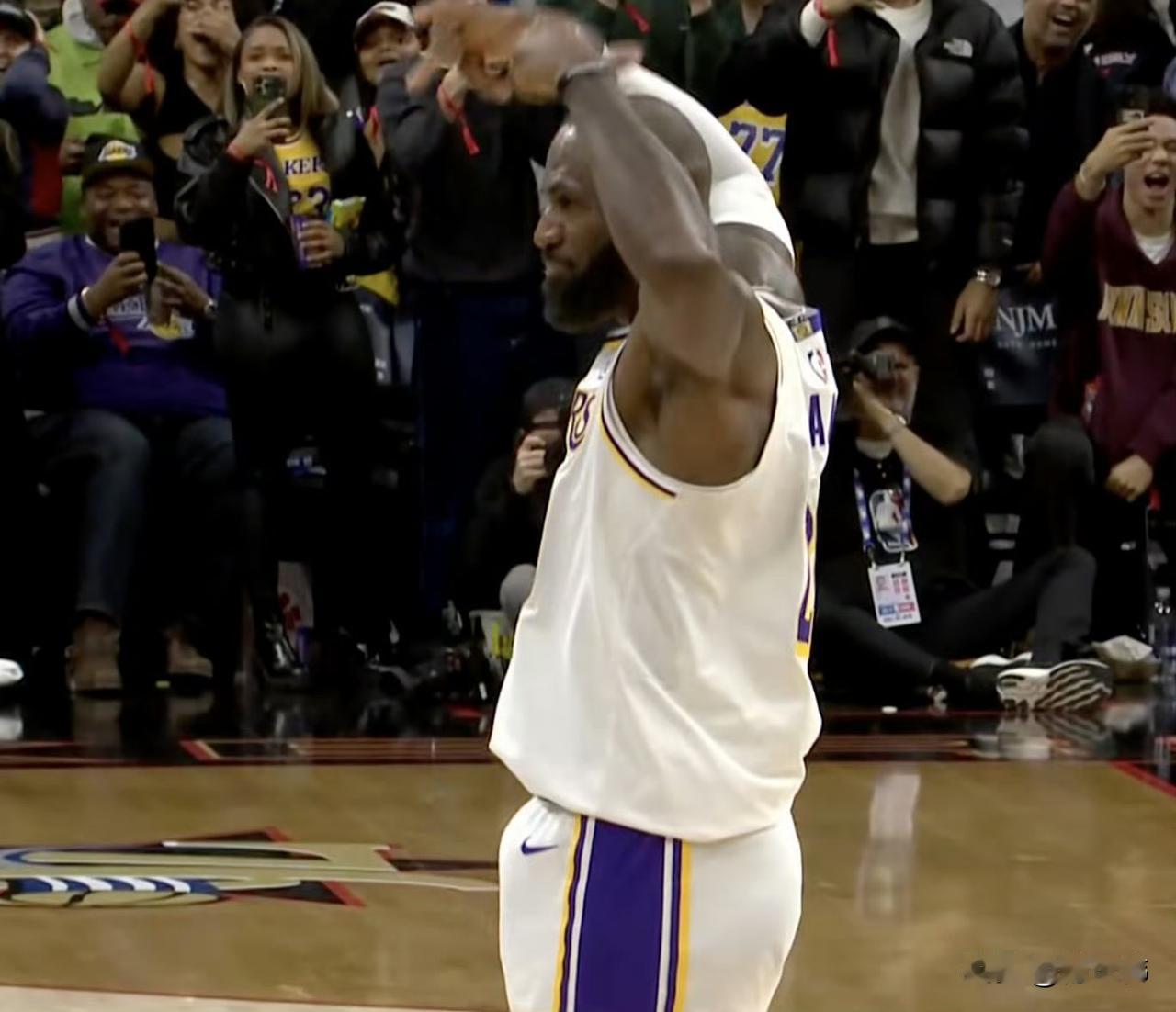 一点都不老！马克西谈詹姆斯：“很疯狂，勒布朗很疯狂。”“他在关键时刻连续