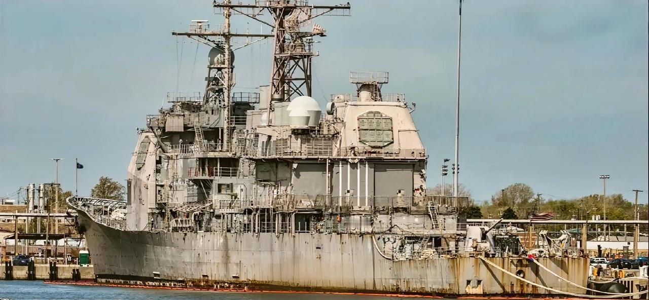 这是2025年美国海军退役的提康德罗加级巡洋舰，CG-58“菲律宾海”号，退役