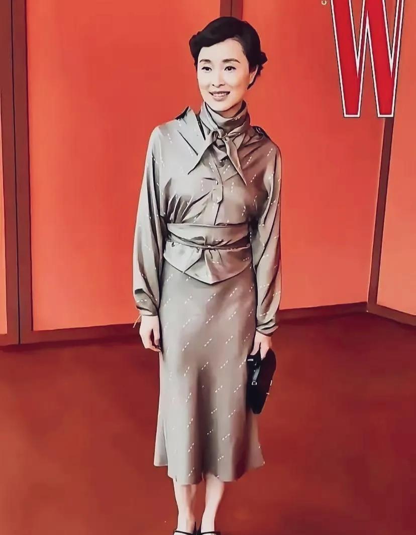 吴越穿这套衣服一言难尽啊！颜色，款式都不好看！拉低了颜值！淹没了气质。#吴越#