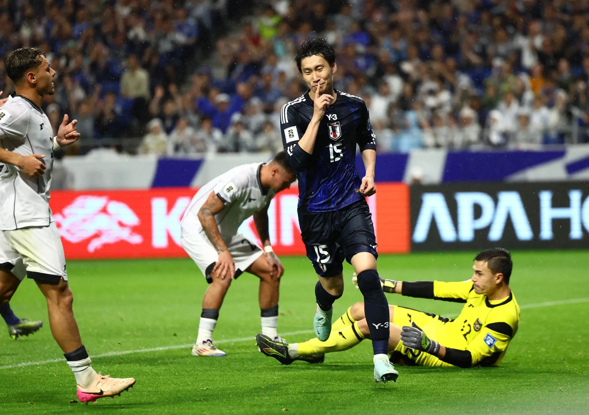 在中国队1-0击败巴林前的半个小时，日本队在主场6-0横扫印度尼西亚。此役过