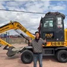 破防了！挖机师傅饿肚子干活，陌生村民一句话暖哭全网世间还有真情在，男子发文