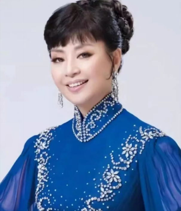 春节晚会上，周华健亲切的跟殷秀梅问好：“殷姐好。”谁料殷秀梅淡漠看了一眼，就直接