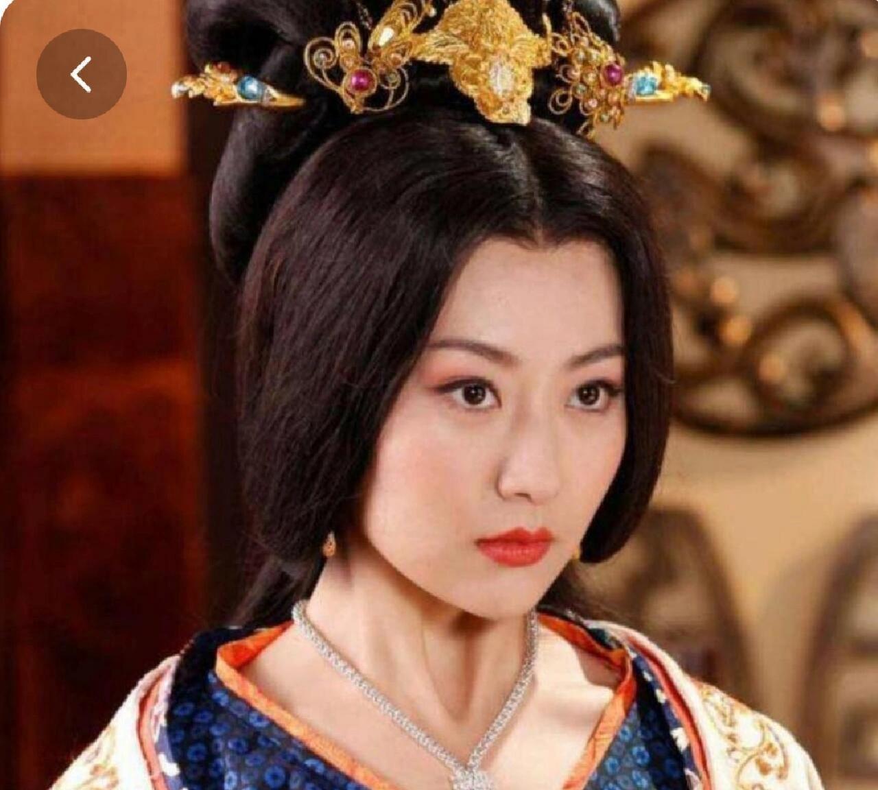 汉国皇帝刘渊病死后，他的儿子刘聪就迫不及待闯入皇后寝宫，一把抱紧年轻貌美的单皇后