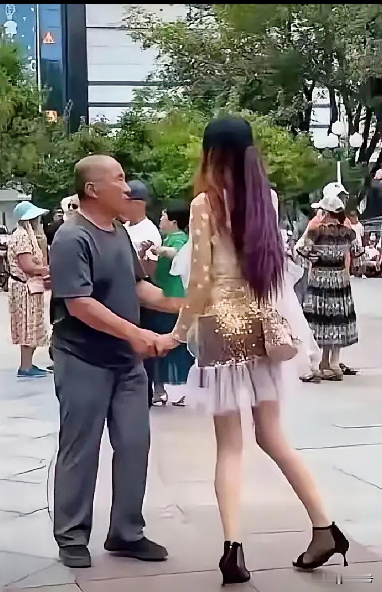 后观风姿绰约前看一泻千里[笑着哭]既然拍后，何又拍前[捂脸哭]微胖丰