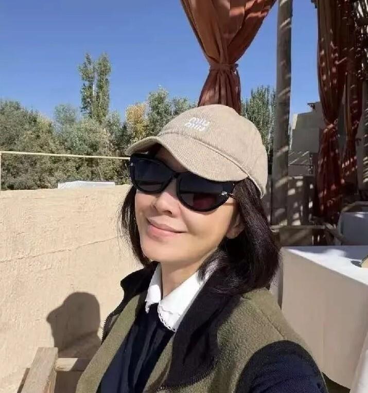 刘嘉玲9月19日晒出敦煌照配文阳光有自己的形状，59岁的她在滤镜里活成39岁的模