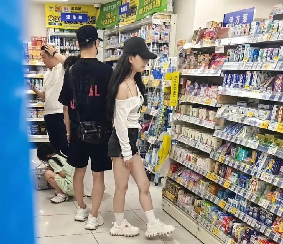 汪峰森林北日本甜蜜逛街，感情持续升温7月21日，汪峰和女友森林北的一组日本