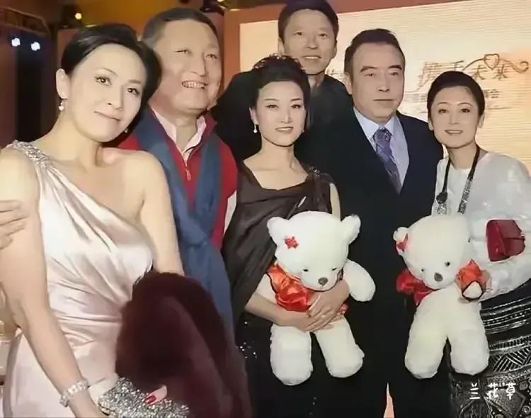 能叫出全部人名的你一定不简单。我只认出陈凯歌夫妇[呲牙笑]