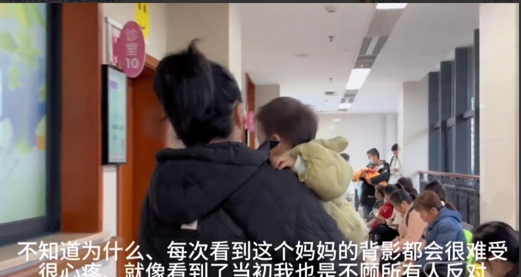 看哭了，11月四川一宝妈怀疑孩子得了大病，丈夫却不舍得花钱。大吵一架后，宝妈带娃