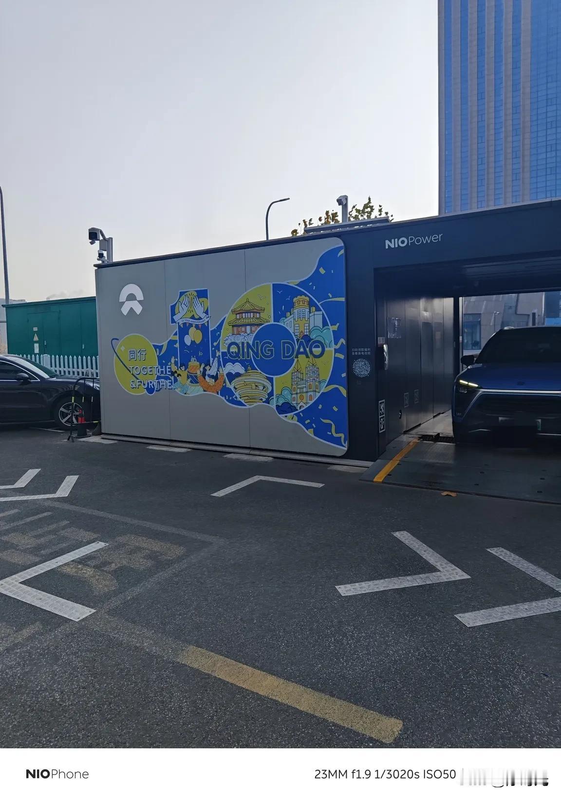 这是一座三代站坐标青岛宜家配有两根超充桩该站支持蔚来乐道换电前往换电要提